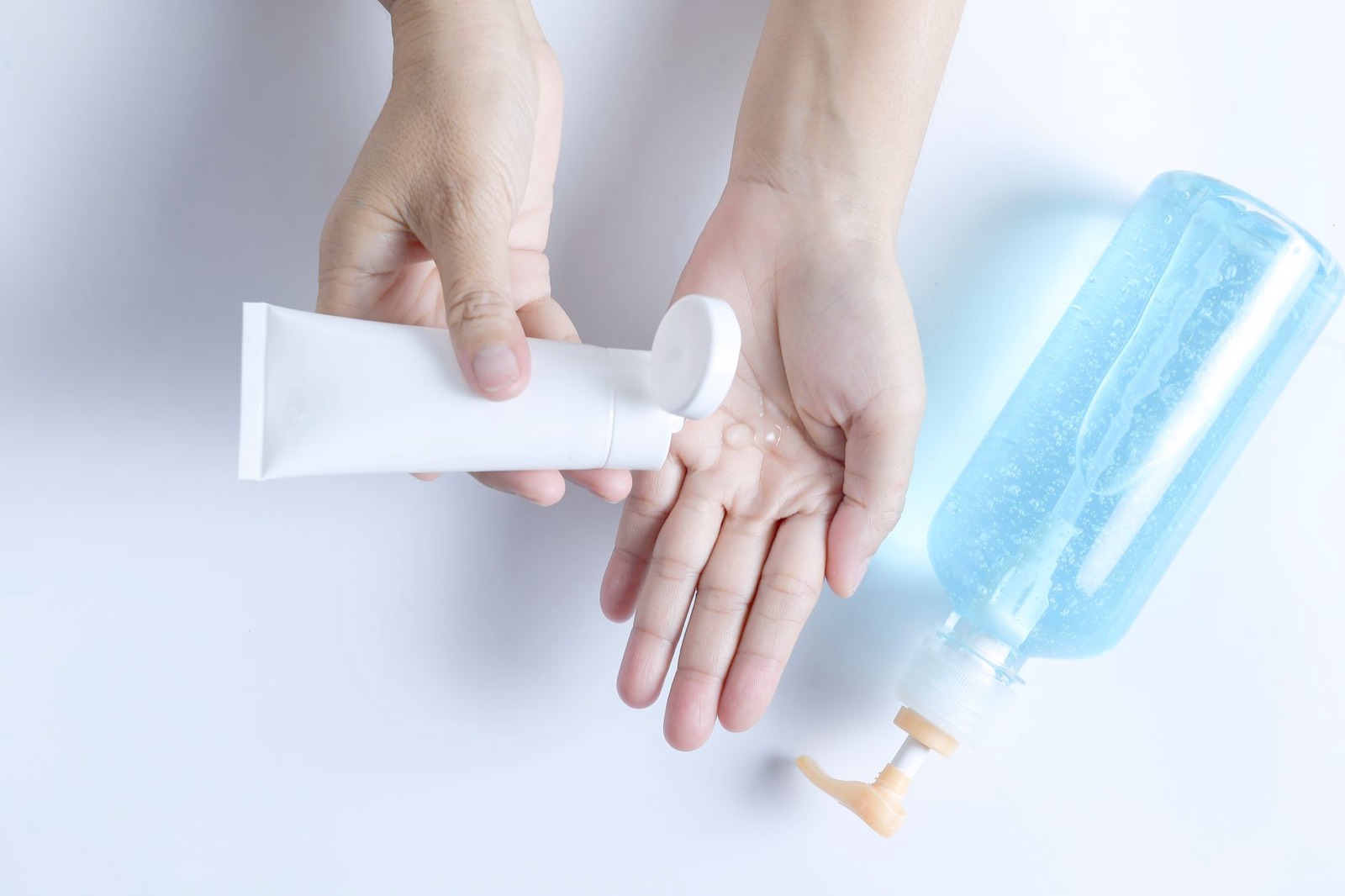Tube de crème apaisante pour peau sensible tenu dans une main