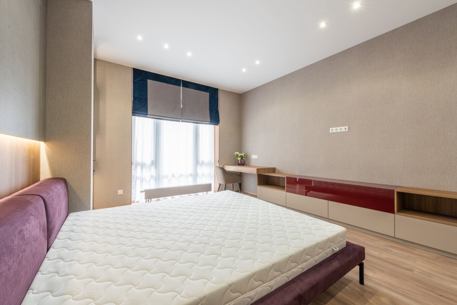 Matelas exposé dans un showroom de literie, prêt à être essayé
