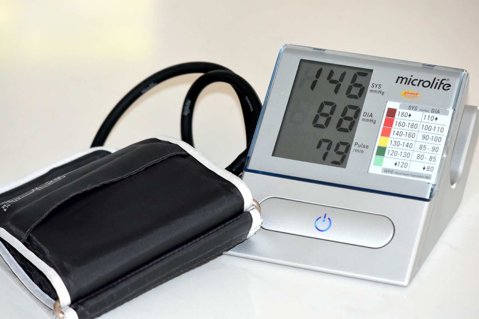Tensiomètre électronique au poignet posé sur une table