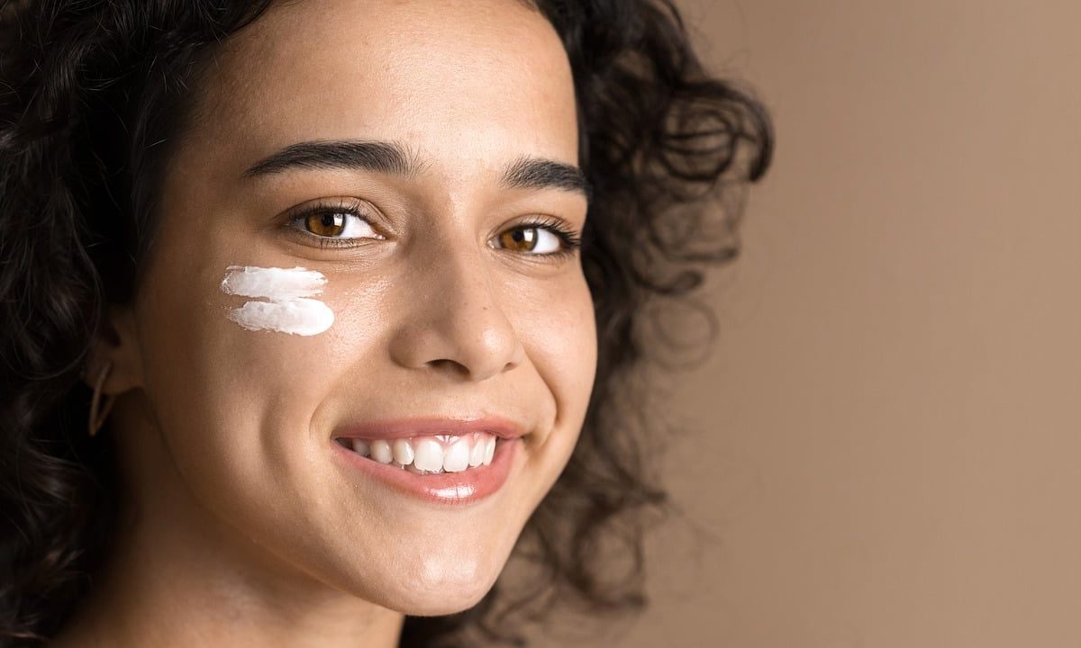 Crème solaire visage : bien la choisir et bien l&rsquo;appliquer
