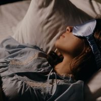 Réveils nocturnes : Pourquoi cela vous arrive-t-il souvent et comment y remédier ?