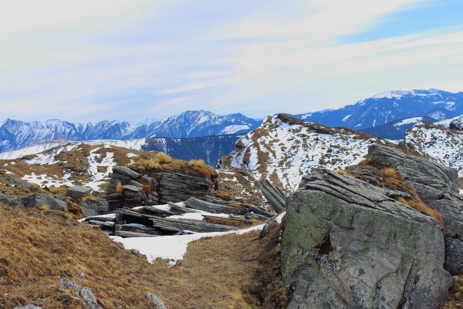 Paroi rocheuse en haute montagne dans l'Himalaya, région d'où provient le shilajit